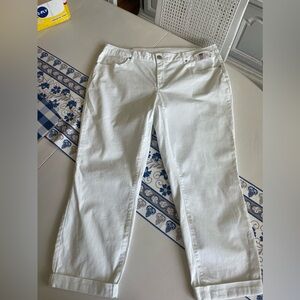 Women’s cropped white pants